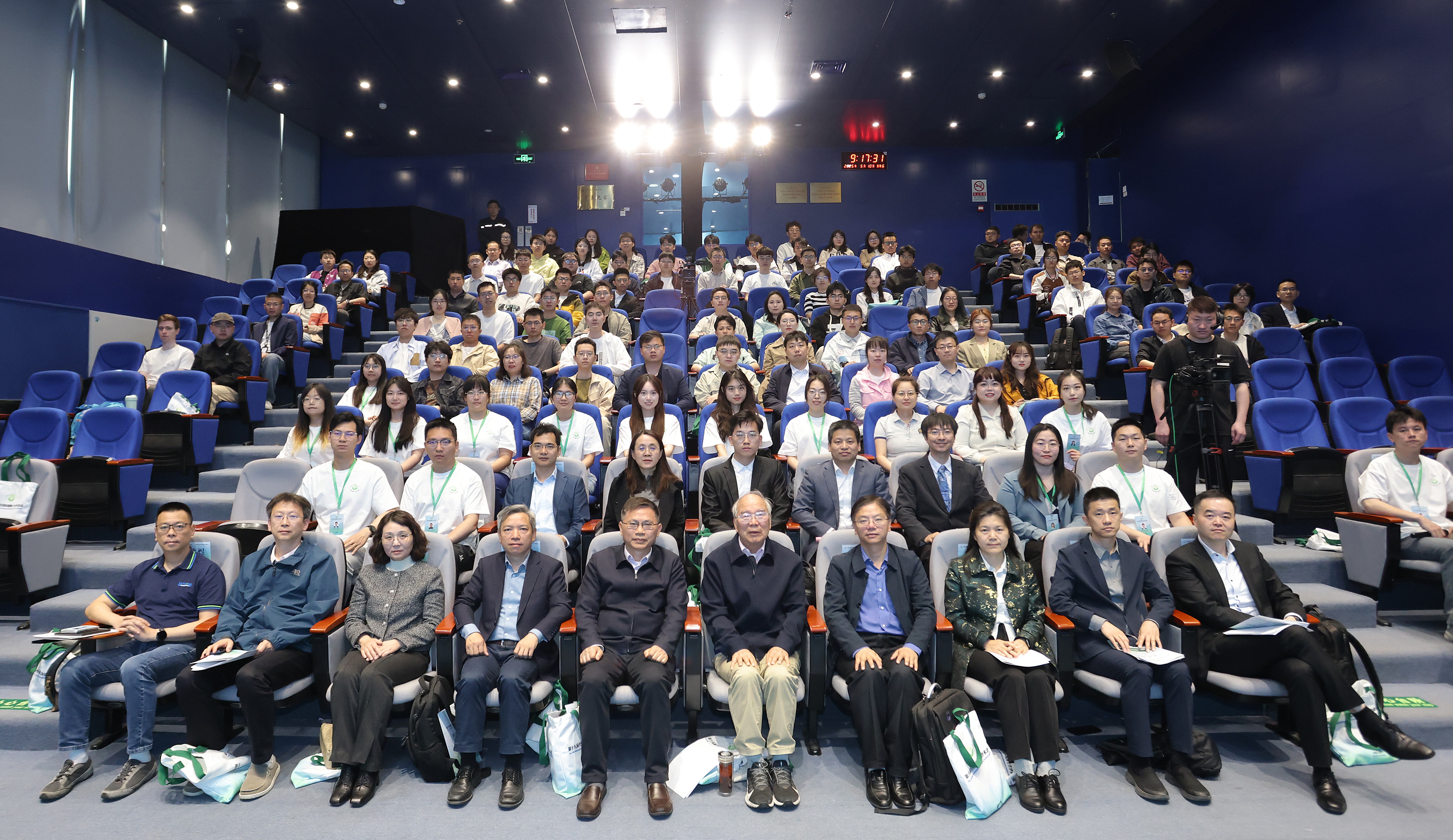 20250513-第十九届全国环境博士生学术会议成功举办-环境博论组委会-1 开幕式合影.JPG